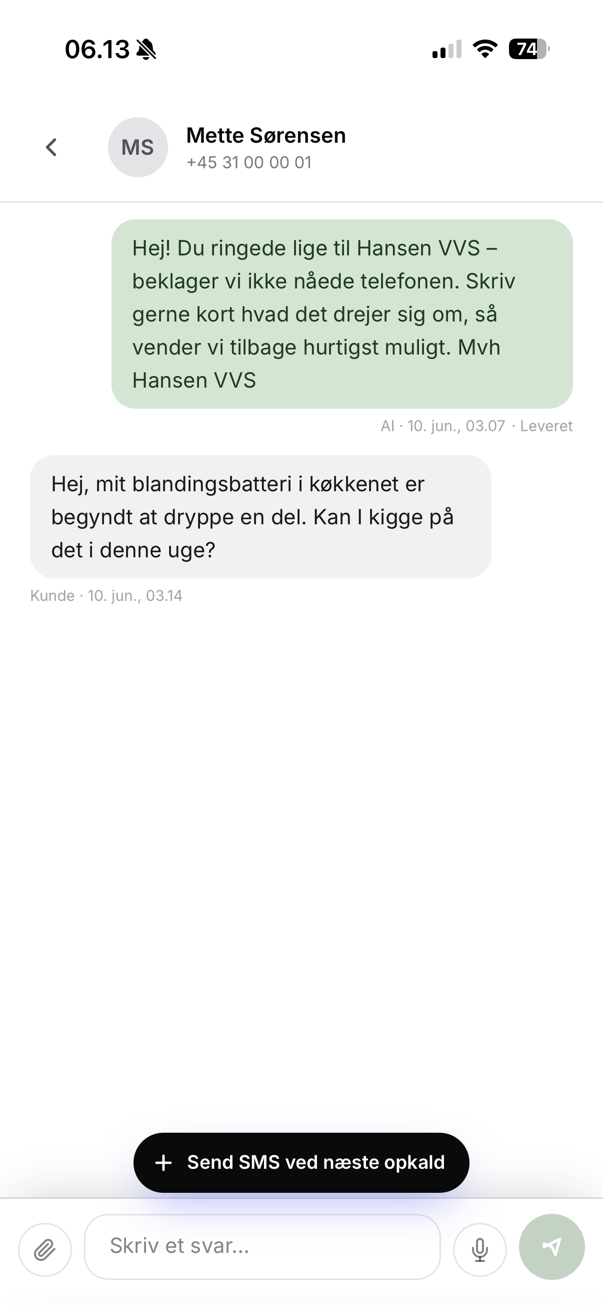 Skærmbillede: automatisk SMS sendt til kunden og kundens svar i appen
